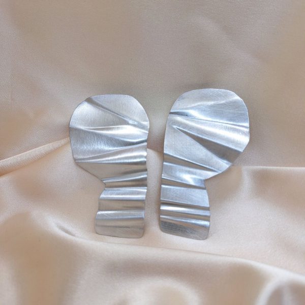 Naušnice Bold heart od aluminija i nehrđajućeg čelika u stiliziranoj formi srca